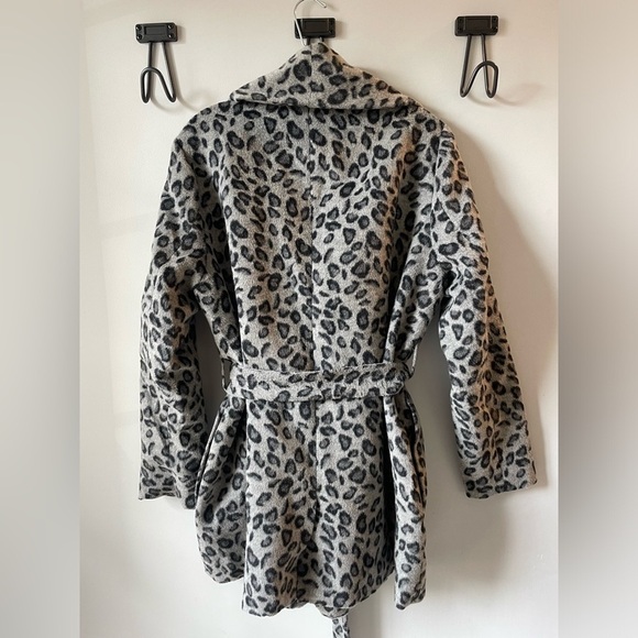 Mud Pie, women’s Medium, gray leopard print fuzzy warm cozy fall or winter coat - Picture 4 of 5